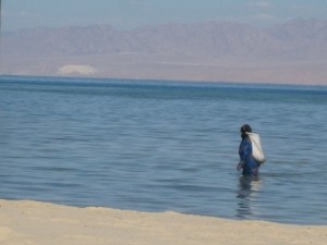 Beduinenfrau beim Fischen Beduinenfrau beim Fischen