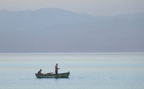 Foto: Fischer im Roten Meer. Text: Heute will ich über nichts urteilen, was geschieht (Übung 243 aus Ein Kurs in Wundern)